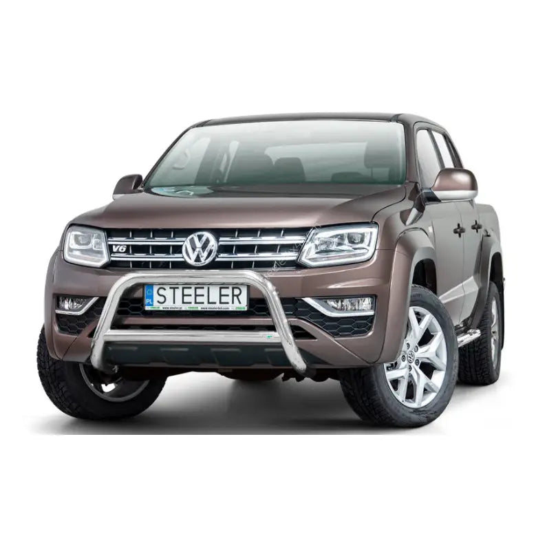 Frontbøyle Volkswagen Amarok V6 med krom kufanger foran grillen, sett forfra på asfalt med sølvfelger.