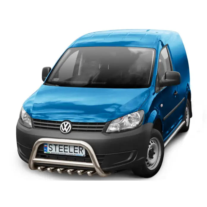 Frontbøyle Volkswagen Caddy 10-20 montert foran på blå varebil, sett i halvsides vinkel.