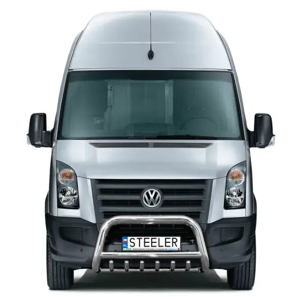 Frontbøyle Volkswagen Crafter 06-17 i polert metall montert foran grillen på hvit bakgrunn.