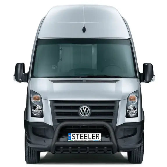 Kufanger på Volkswagen Crafter 06-17, sort modell montert foran grill med synlig VW-emblem.