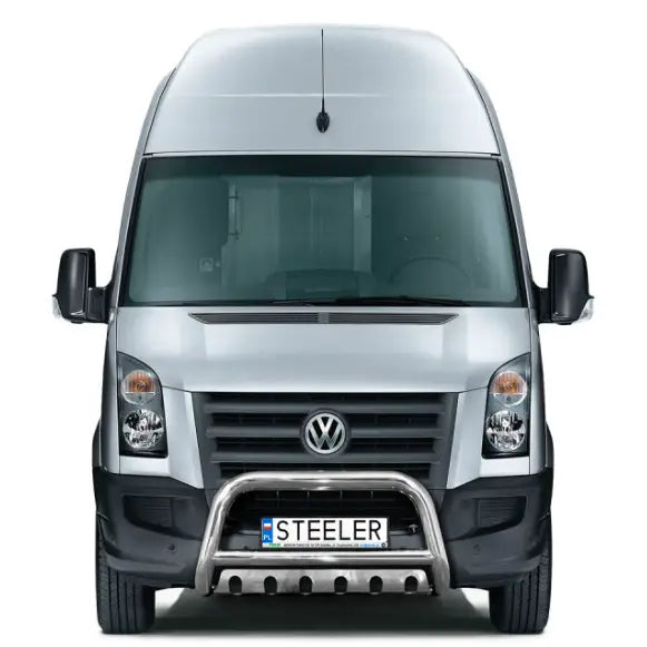 Frontbøyle Volkswagen Crafter 06-17 i blankt metall montert foran med synlig "STEELER" på nummerskiltet.