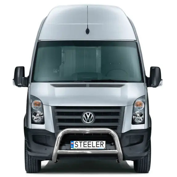 Frontbøyle Volkswagen Crafter 06-17 montert foran på sølvfarget varebil med krom detaljer.