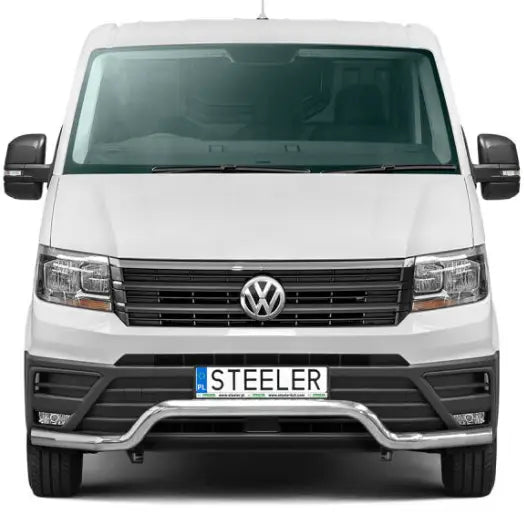 Frontbøyle Volkswagen Crafter 17- EC godkjent, krommet, montert foran på hvit varebil med svarte detaljer.