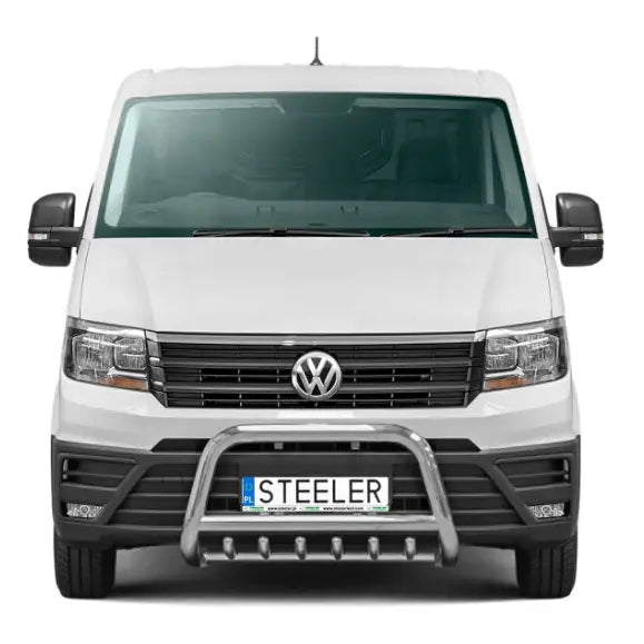Frontbøyle Volkswagen Crafter 17- montert foran på hvit varebil med svart grill og sølvfarget kufanger.