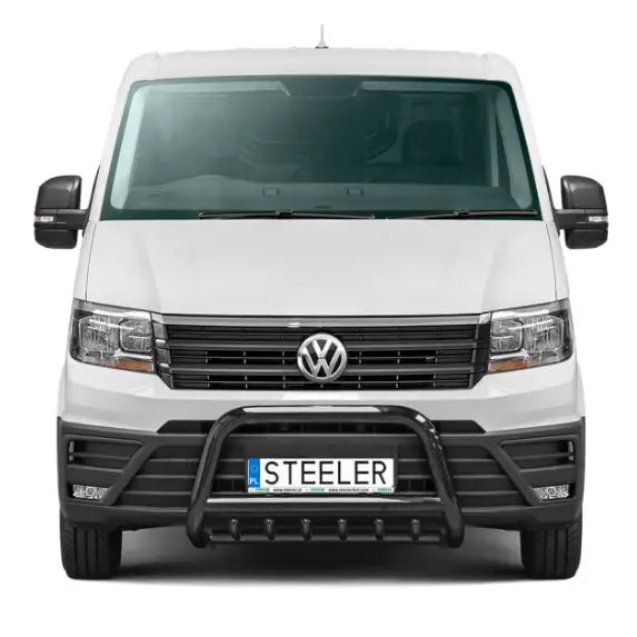 Kufanger på hvit Volkswagen Crafter 17 med sort metallbøyle foran grillen og synlig "STEELER" skilt.