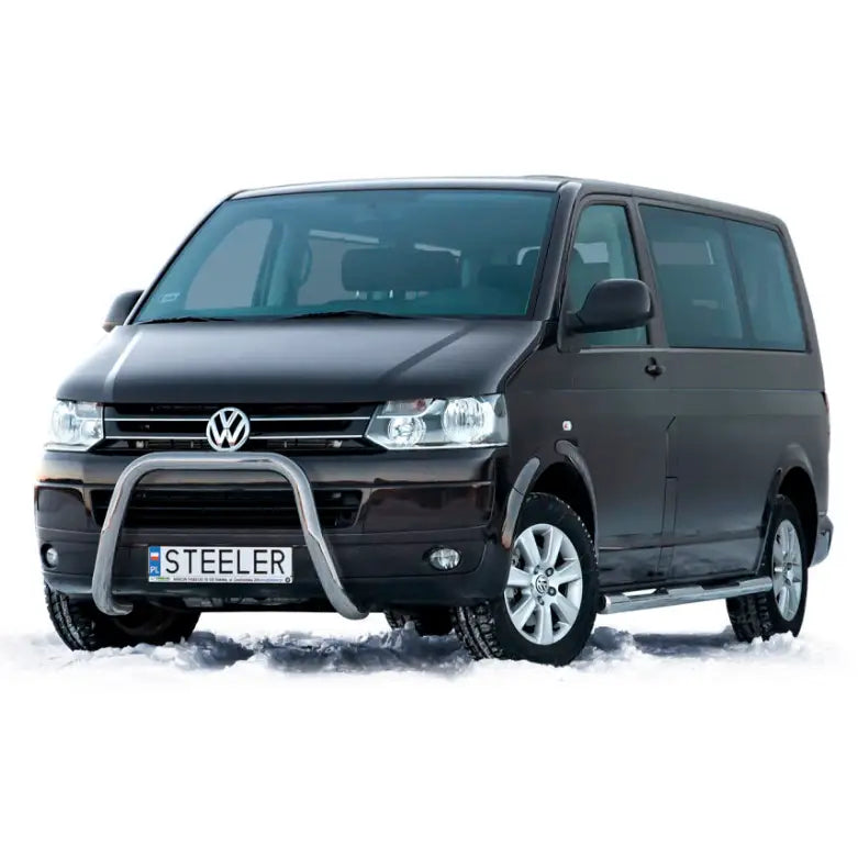 Frontbøyle Volkswagen T5 med kromfarget kufanger montert på svart varebil, snø på bakken.