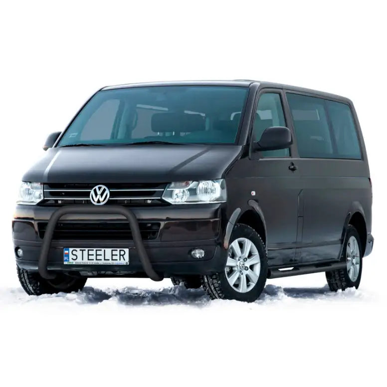 Kufanger på Volkswagen T5 03-15, sort modell montert på mørk varebil parkert på snø.