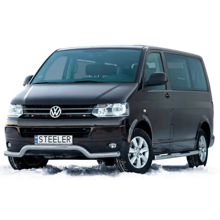 Frontbøyle Volkswagen T5 03-15 montert på mørk varebil med takrails, sett skrått forfra på snø.