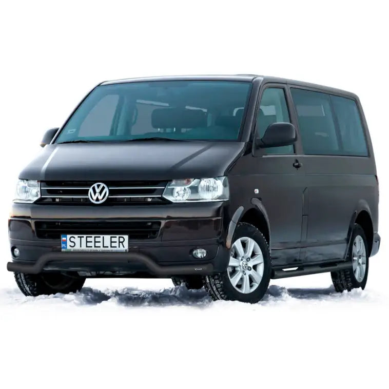 Kufanger på Volkswagen T5 03-15 montert, sett skrått forfra på svart varebil parkert på snø.