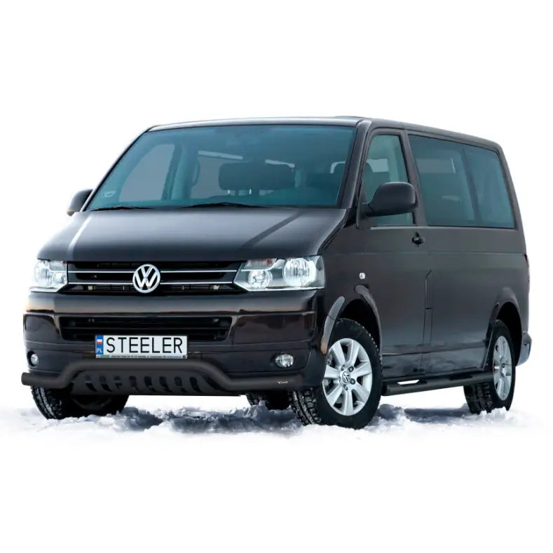 Kufanger på Volkswagen T5 03-15, sort varebil skrått forfra parkert på snø med sølvfelger.
