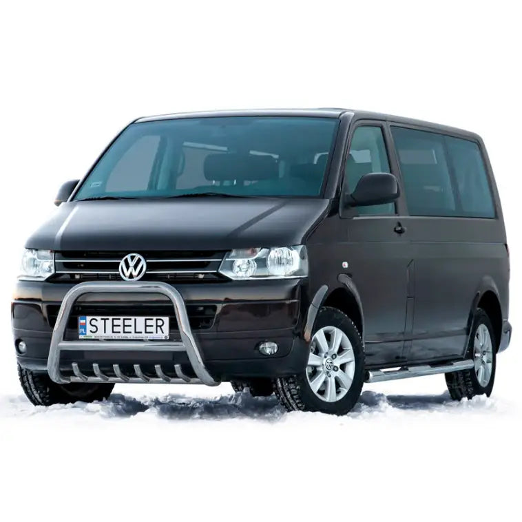 Frontbøyle Volkswagen T5 med sølvfarget kufanger montert på svart varebil på snødekt underlag.