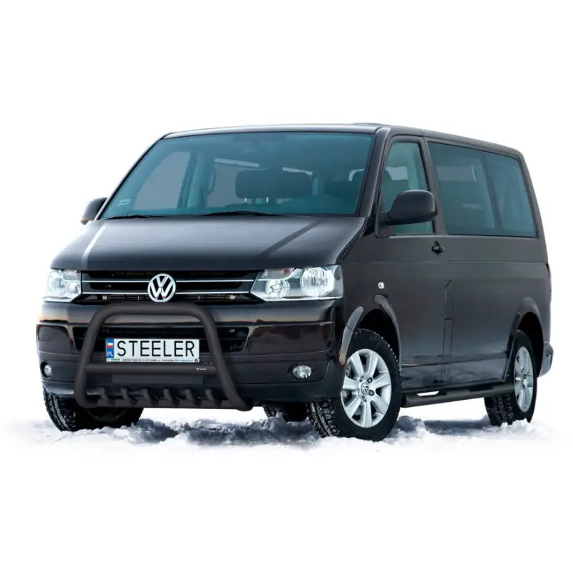 Kufanger Volkswagen T5 med kraftig frontbøyle i metall, parkert på snø med sølvfargede felger.