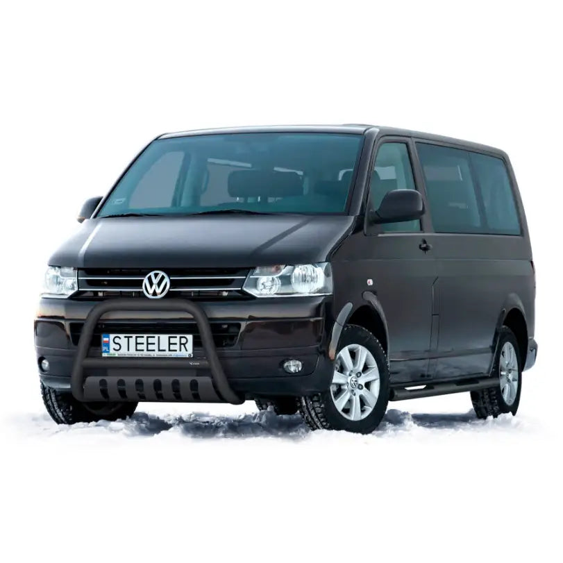 Kufanger Volkswagen T5 med matt svart frontbøyle montert, fotografert på snø med nøytral bakgrunn.