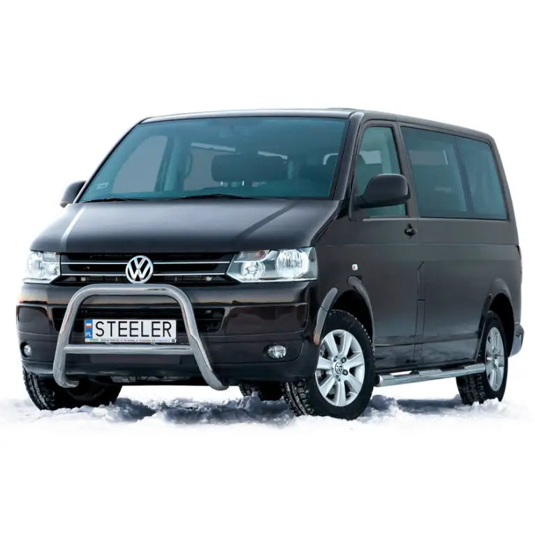 Frontbøyle Volkswagen T5 med sølvfarget kufanger og tverrør, parkert på snø.