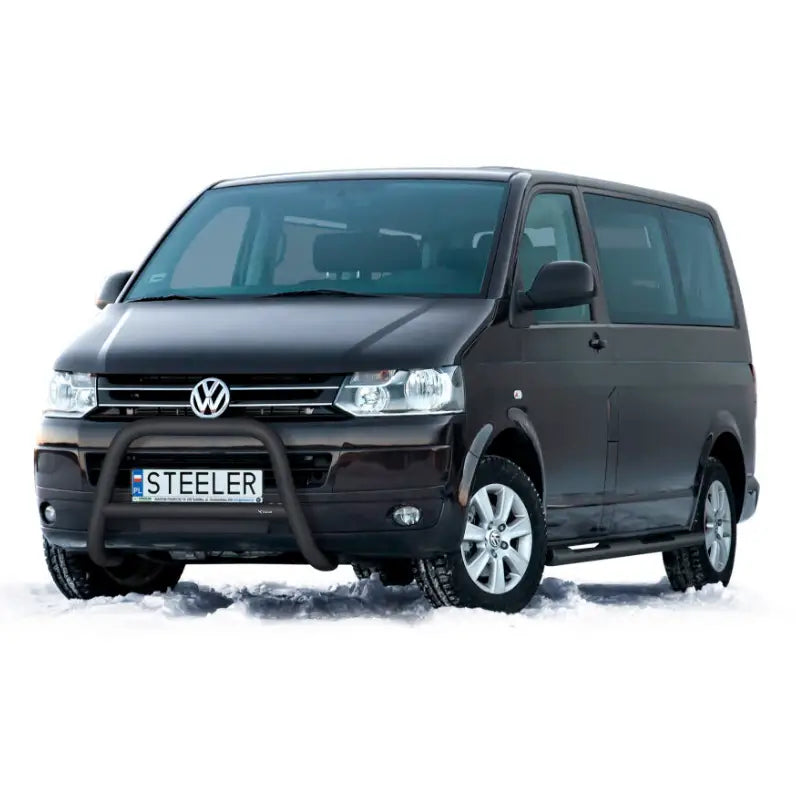 Kufanger Volkswagen T5 03-15 montert foran på svart bil med sølvfelger på snødekket underlag.