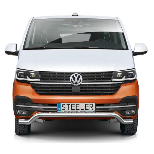 Frontbøyle Volkswagen T6.1 19- montert på tofarget varebil med kromdetalj og rektangulære frontlys.
