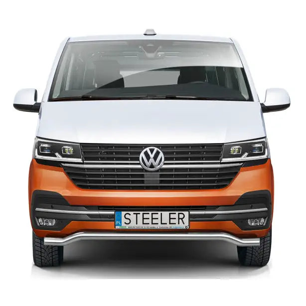 Frontbøyle Volkswagen T6.1 19- EC godkjent montert på hvit og oransje varebil sett forfra.