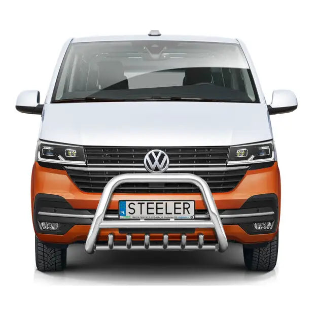 Frontbøyle Volkswagen T6.1 EC godkjent i sølv montert på hvit og oransje varebil, sett forfra.