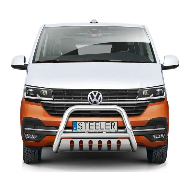 Frontbøyle Volkswagen T6.1 varebil i hvit og oransje med sølvfarget metallkufanger foran grillen.