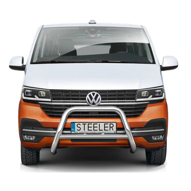 Frontbøyle Volkswagen T6.1 sølvfarget kufanger med tverrør montert foran på hvit og oransje varebil.