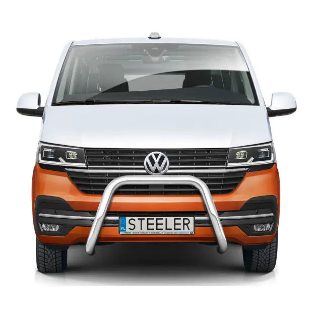 Frontbøyle Volkswagen T6.1 19- EC godkjent V.1 montert på hvit og oransje varebil, sett forfra.