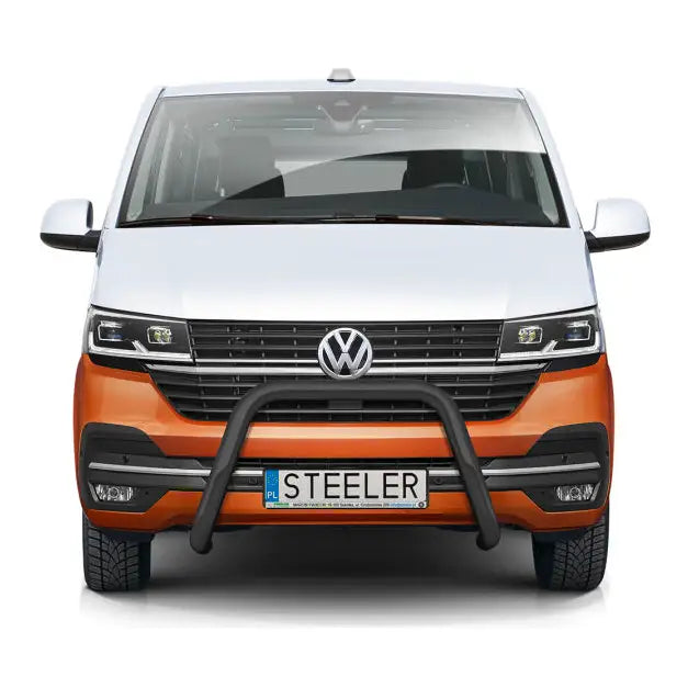 Kufanger på Volkswagen T6.1 varebil med oransje og hvit lakk, LED-lykter og STEELER-skilt.