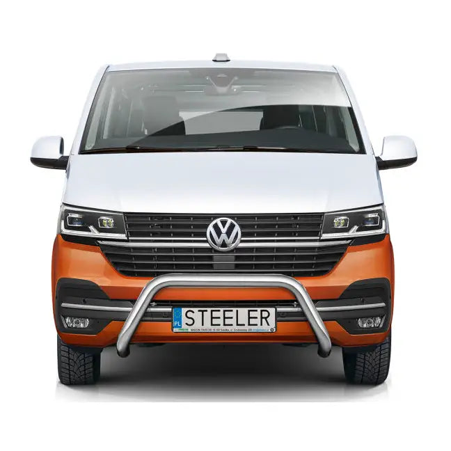 Frontbøyle Volkswagen T6.1 19- i krom montert foran på tofarget varebil, hvit og oransje.