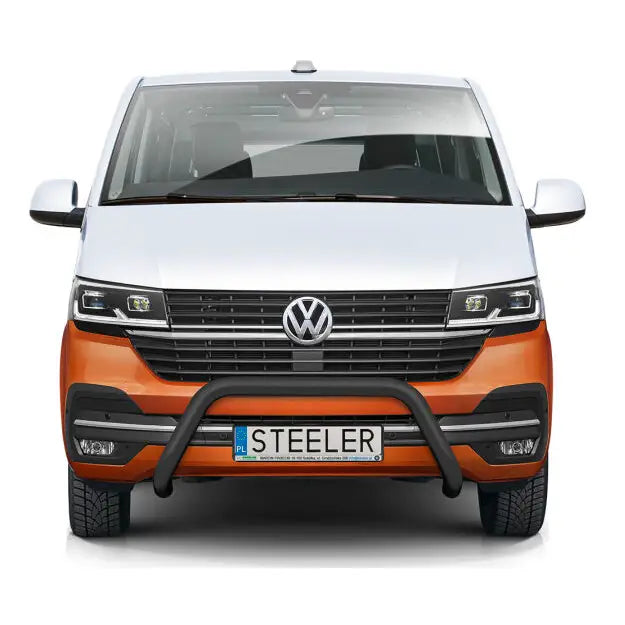 Kufanger på Volkswagen T6.1 19- EC godkjent V.2 montert foran på hvit og oransje varebil.