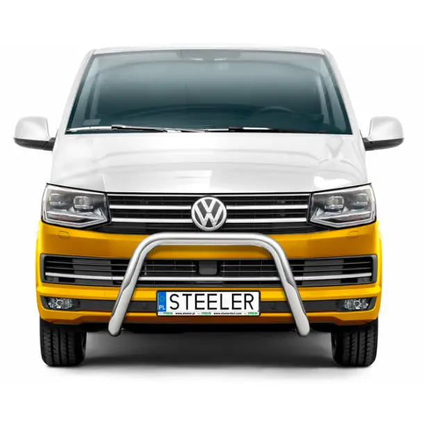 Frontbøyle Volkswagen T6 15-19 montert på hvit og gul varebil, sett forfra med sølvfarget kufanger.