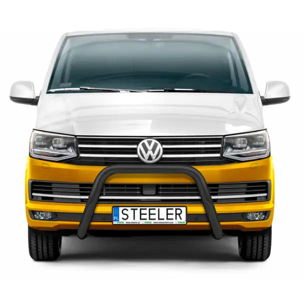 Kufanger Volkswagen T6 15-19 i svart metall montert foran på hvit og gul varebil, sett forfra.