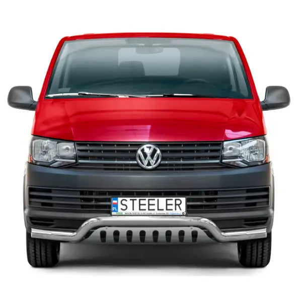 Frontbøyle Volkswagen T6 15-19 montert på rød og grå varebil sett forfra med sølvfarget kufanger.