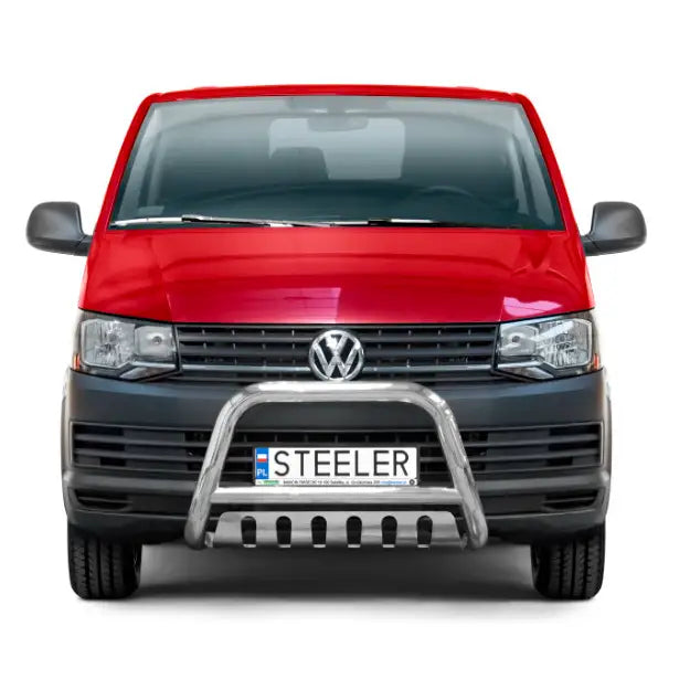 Frontbøyle Volkswagen T6 15-19 i stål montert foran grillen på rød varebil, sett rett forfra.