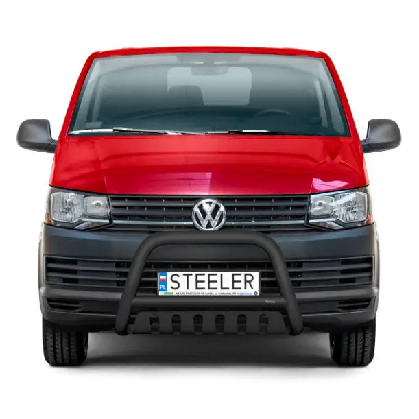 Kufanger på Volkswagen T6 15-19, sort metall, montert foran grillen mot hvit bakgrunn.