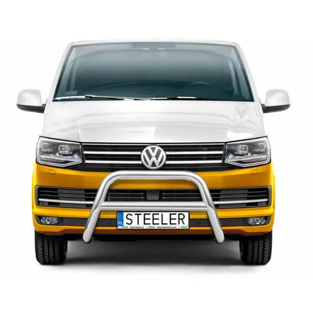 Frontbøyle Volkswagen T6 15-19 EC godkjent med sølvfarget tverrør montert foran på hvit og gul varebil.