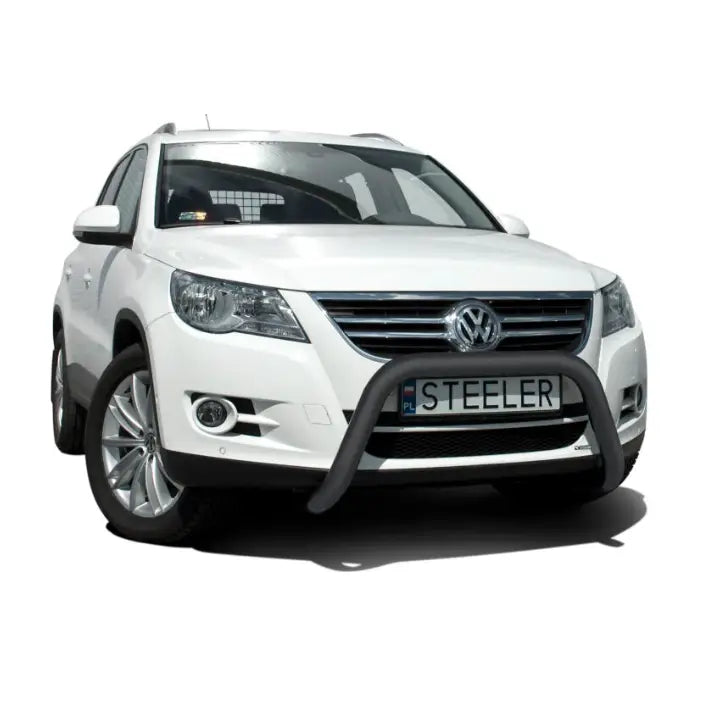 Kufanger på Volkswagen Tiguan 07-16, sort metall foran grill, sett forfra mot hvit bakgrunn.