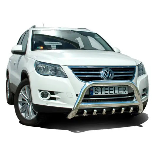Frontbøyle Volkswagen Tiguan 07-16 EC godkjent montert på hvit SUV med grill, sett forfra.