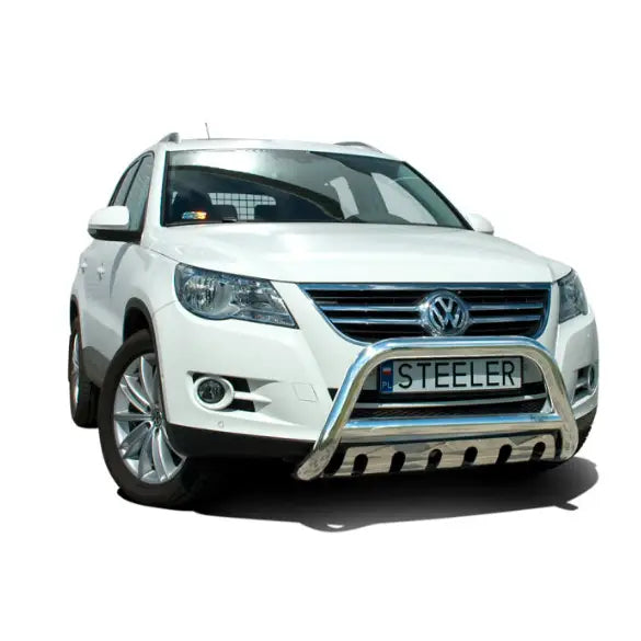 Frontbøyle Volkswagen Tiguan 07-16 montert på hvit SUV, vises forfra mot hvit bakgrunn.