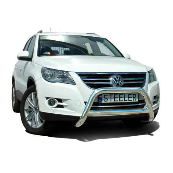 Frontbøyle Volkswagen Tiguan 07-16 med tverrør, blankpolert, montert foran på hvit SUV.
