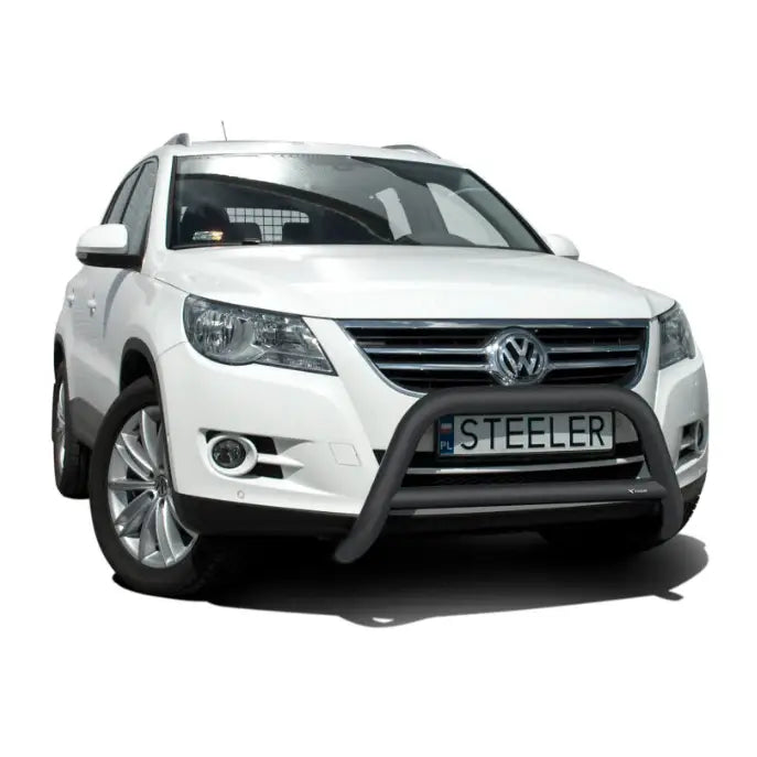 Kufanger på Volkswagen Tiguan 07-16, sort frontbøyle montert foran på hvit SUV mot hvit bakgrunn.
