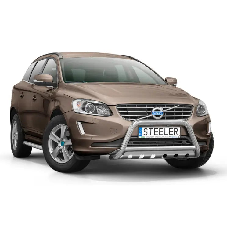 Frontbøyle Volvo XC60 14-17 i sølv metall montert på brun SUV sett skrått forfra mot hvit bakgrunn.