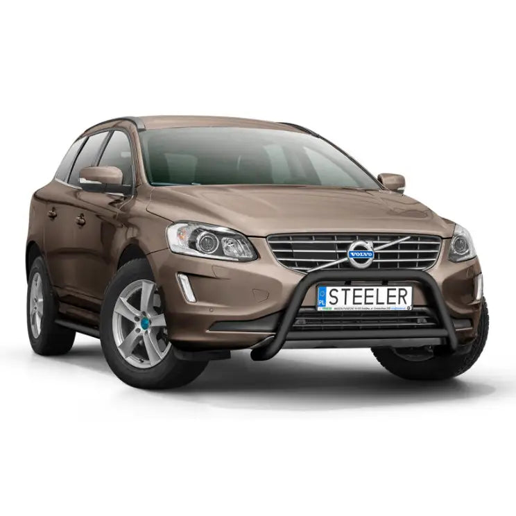 Kufanger på Volvo XC60 14-17 med svart tverrør, sett forfra mot venstre, montert foran grillen.