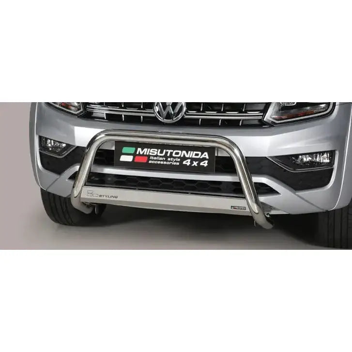 Kufanger Vw Amarok 16-21 medium bar i rustfritt stål montert foran på sølvfarget bil.