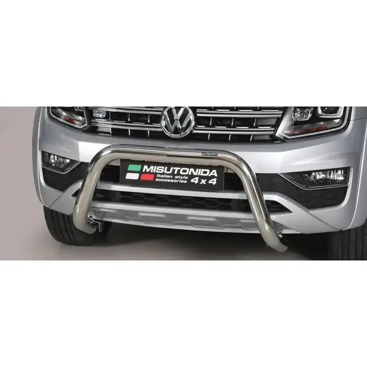 Frontbøyle Vw Amarok 16-21 i sølvfarget metall montert foran på SUV, sett rett forfra.