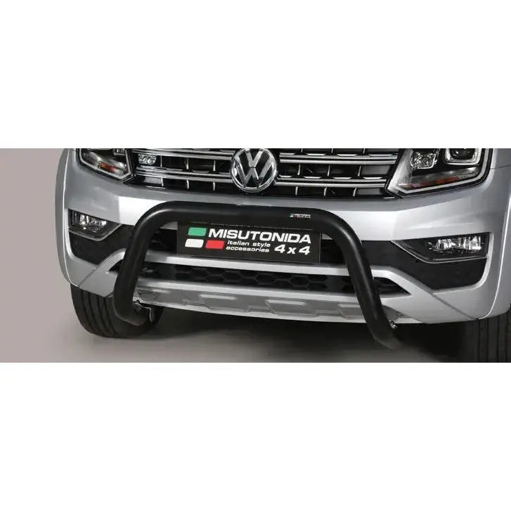 Kufanger til Vw Amarok 16-21 i sort metall montert foran på sølvfarget bil med synlig grill.
