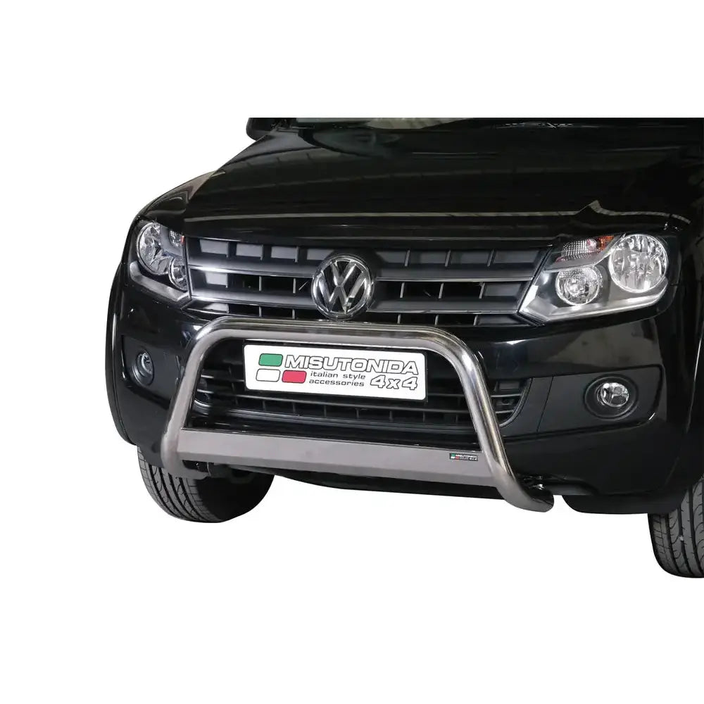 Frontbøyle Vw Amarok Highline montert foran på svart bil med lyskastere og synlig logo i grillen.