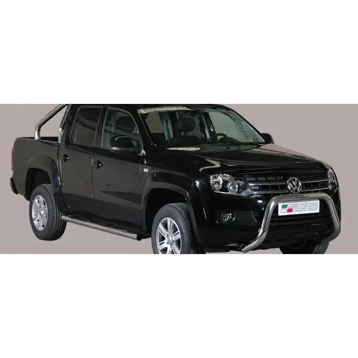 Frontbøyle Vw Amarok Highline med sølvfargede stålrør foran på svart pickup, fire dører og lyse felger.