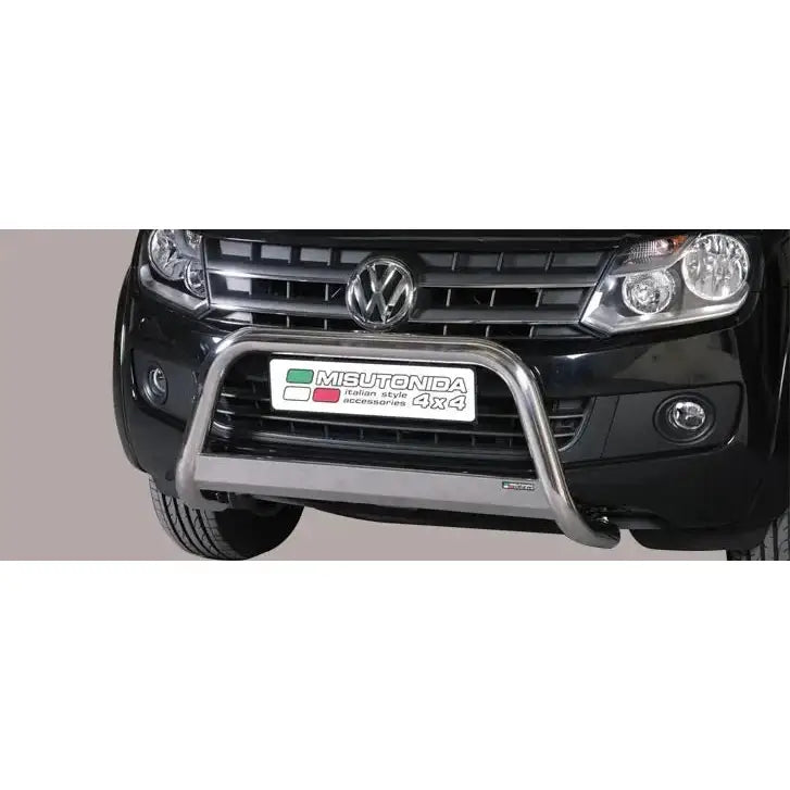 Frontbøyle Vw Amarok Trend Line 10-16 montert på svart bil, sett rett forfra med grill og frontlys.