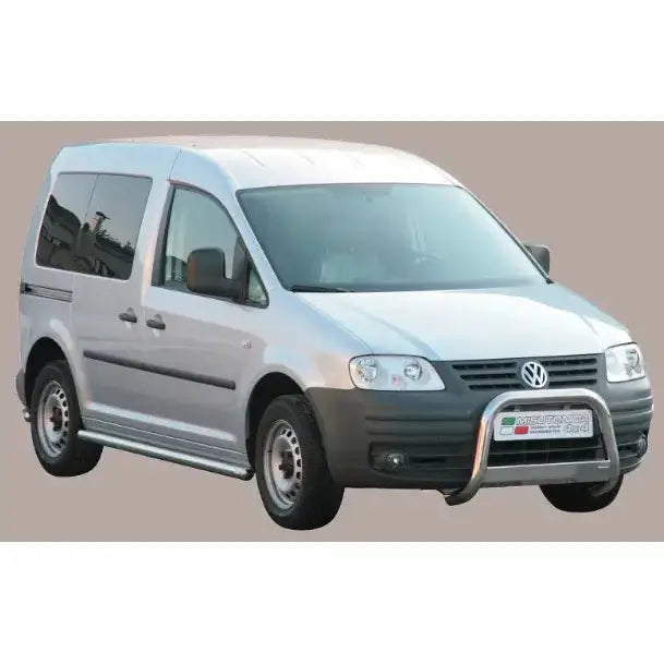 Kufanger til VW Caddy 04-13 montert foran på sølvfarget varebil med mørke støtfangere.