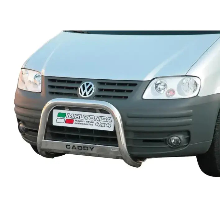 Frontbøyle Vw Caddy 04-13 EC godkjent medium montert foran på sølvfarget bil med skilt.