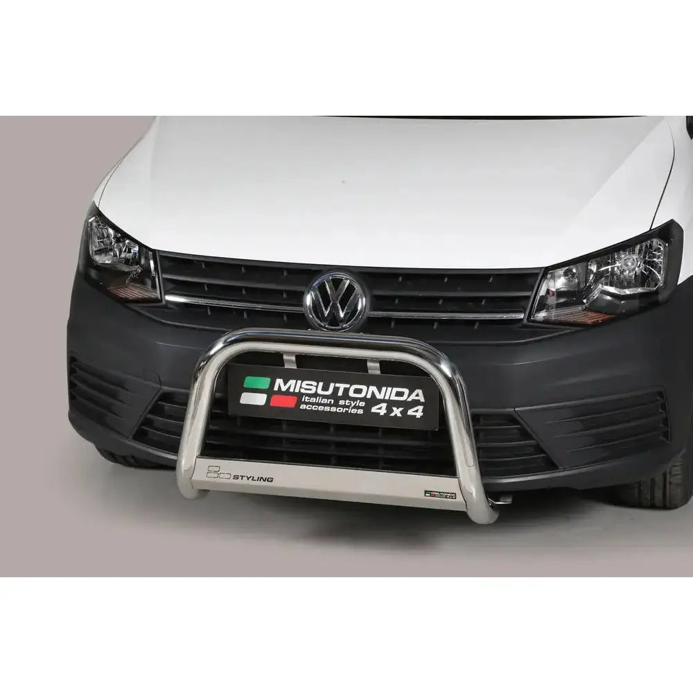 Frontbøyle Vw Caddy 14-20 EC-godkjent montert på hvit varebil, sett rett forfra med skilt.